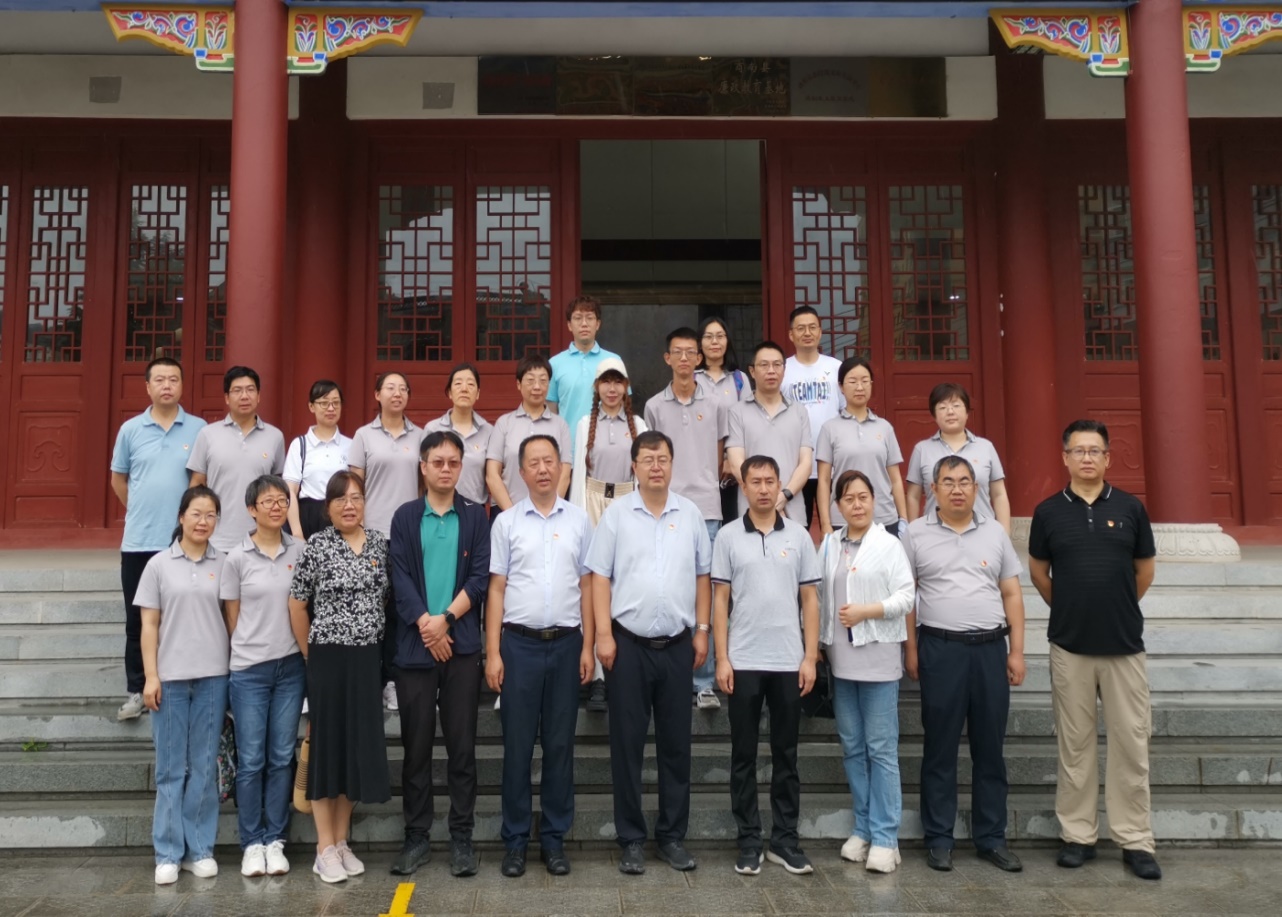 一群人站在一起合影描述已自动生成